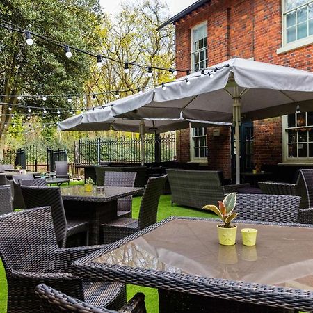 Hand And Spear Weybridge Exterior foto