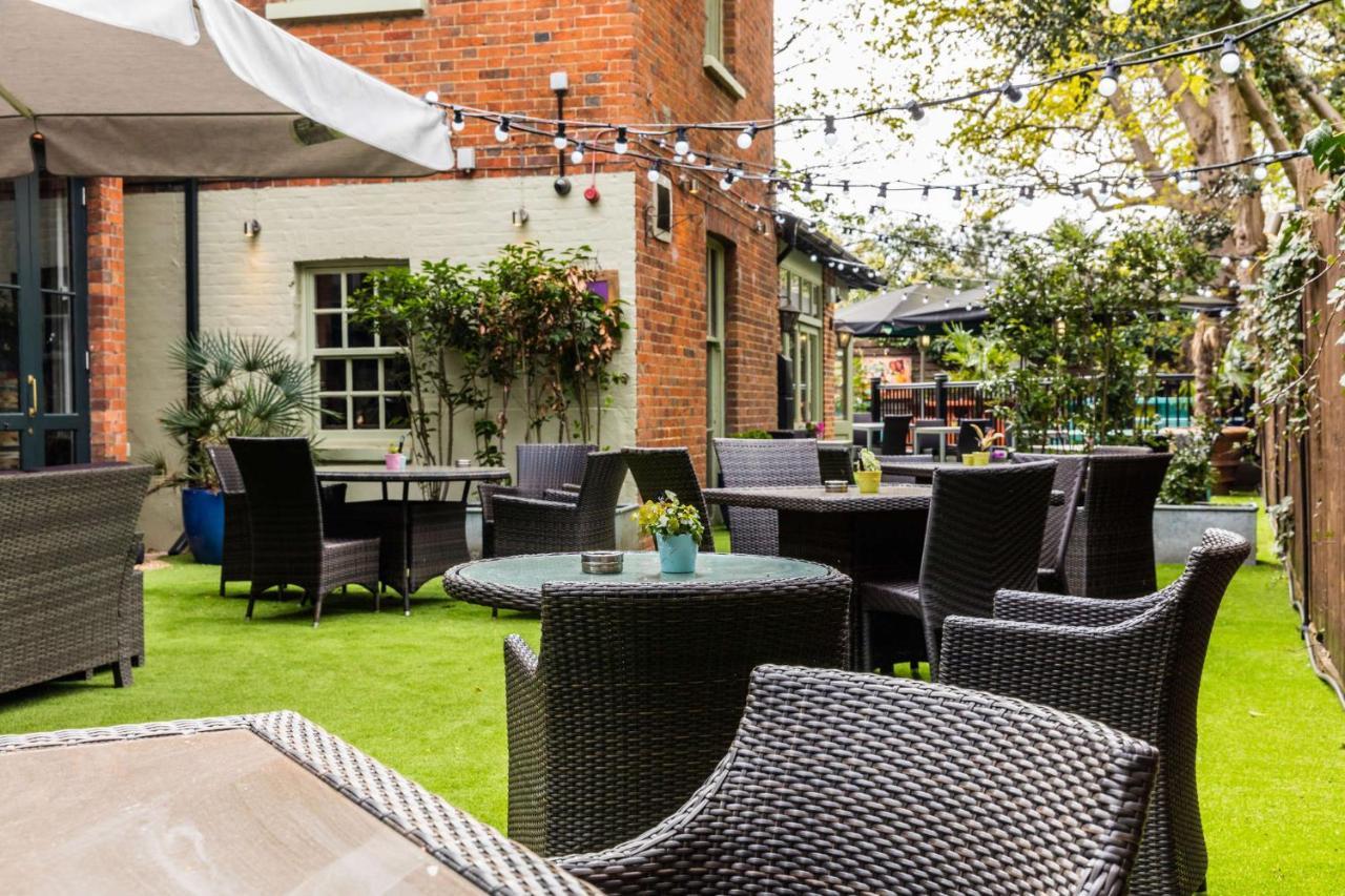 Hand And Spear Weybridge Exterior foto